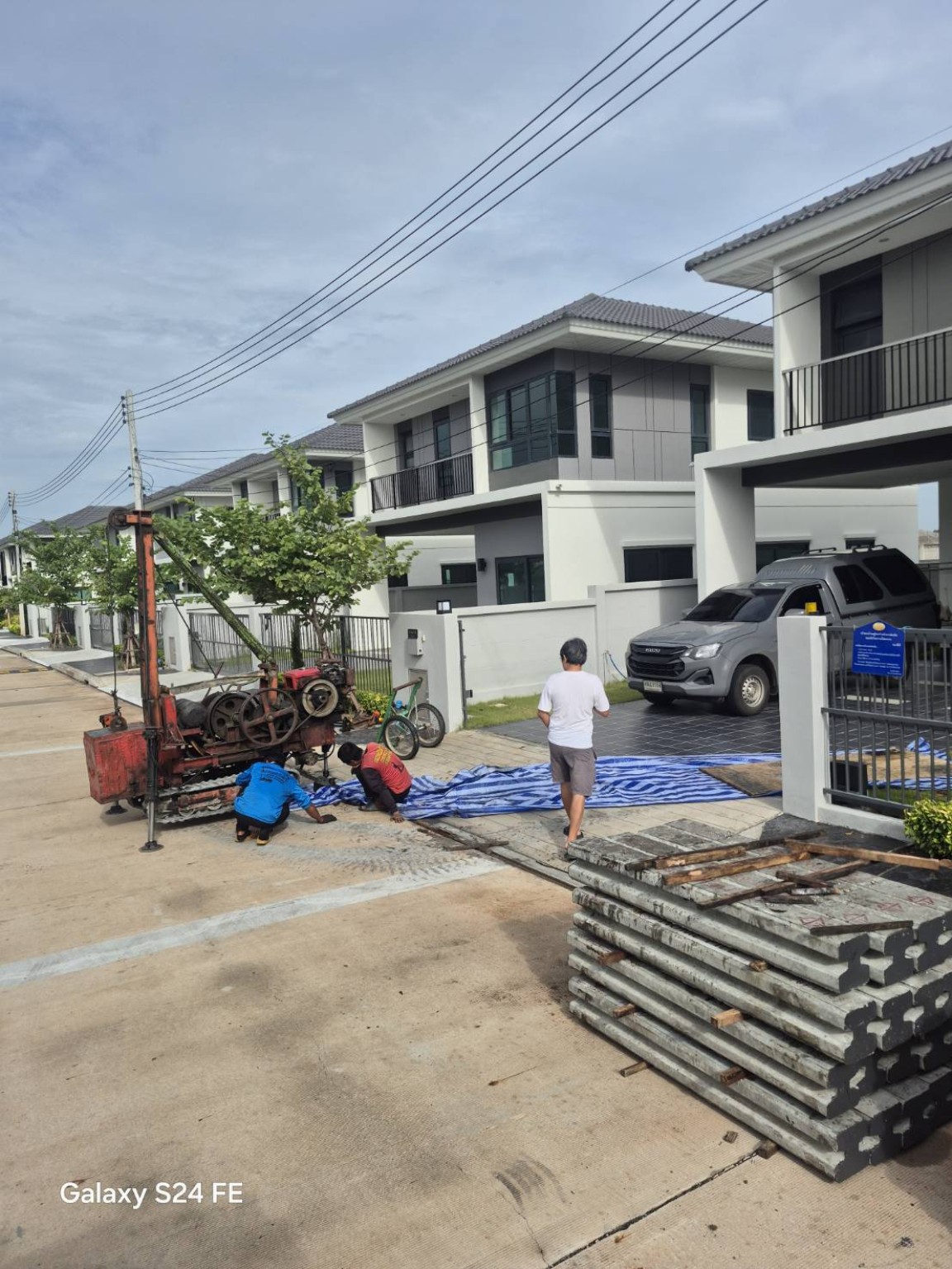 เครื่องจักรและทีมงานในโครงการบ้านพักอาศัย
